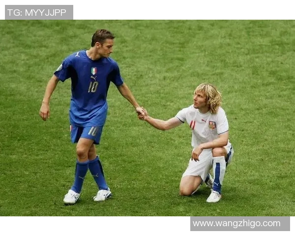 主播与足球明星亲密接触揭秘背后的故事与精彩瞬间 主播与足球明星亲密接触揭秘背后的故事与精彩瞬间