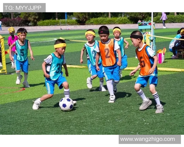 儿童足球明星装扮图展示小球员们的梦想与激情让孩子们在绿茵场上尽情挥洒青春
